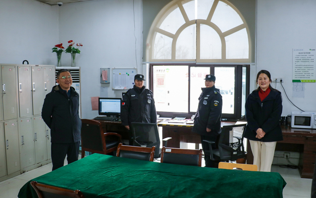 院领导带队检查门岗执勤情况