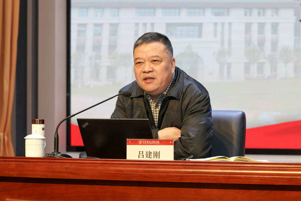 人工智能与软件学院副院长吕建刚授课